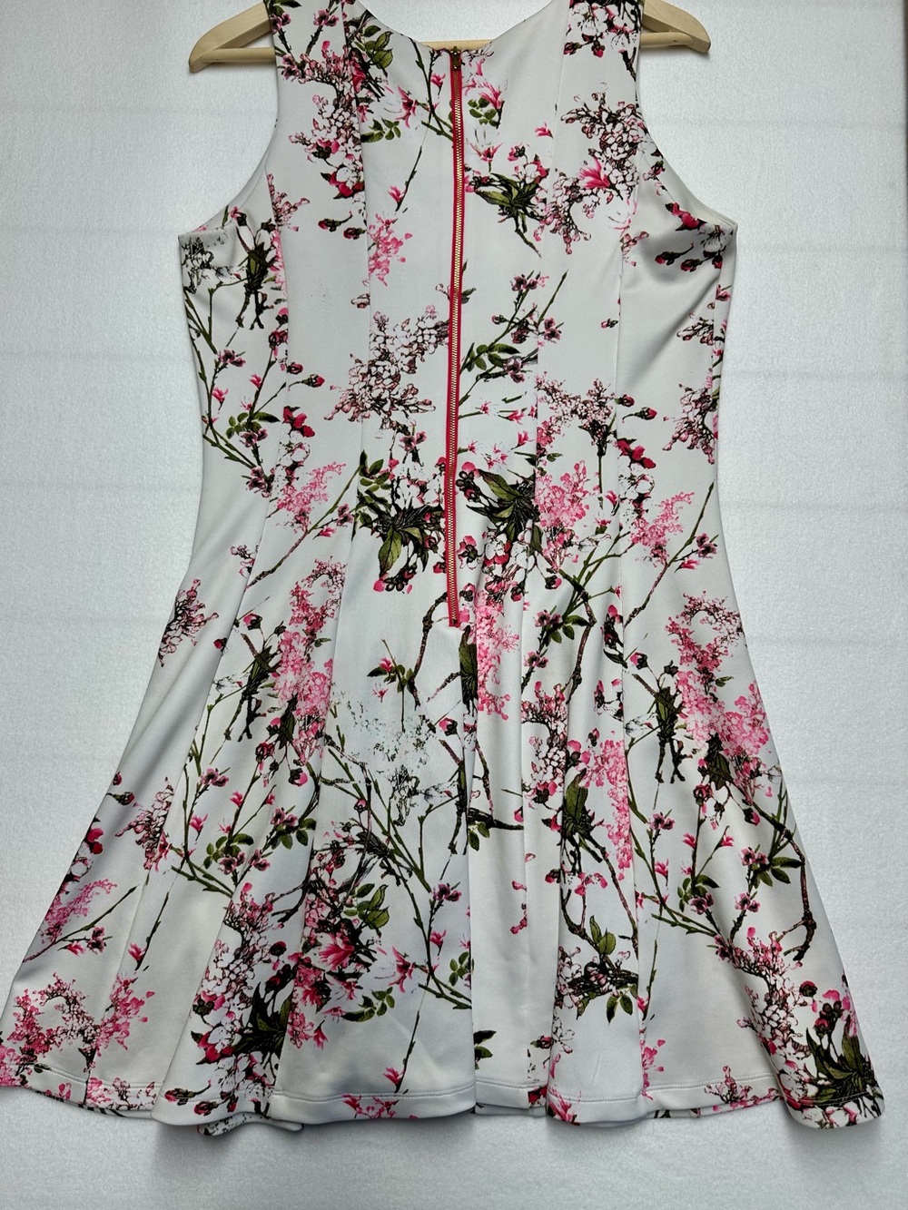 Flattering Size 10 Floral A-Line Sleeveless Dress in White, Pink, & Green - Picture 3 of 7